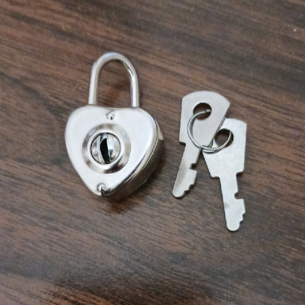 Heart-Shaped Silver-tone Padlock with Keys EUC
